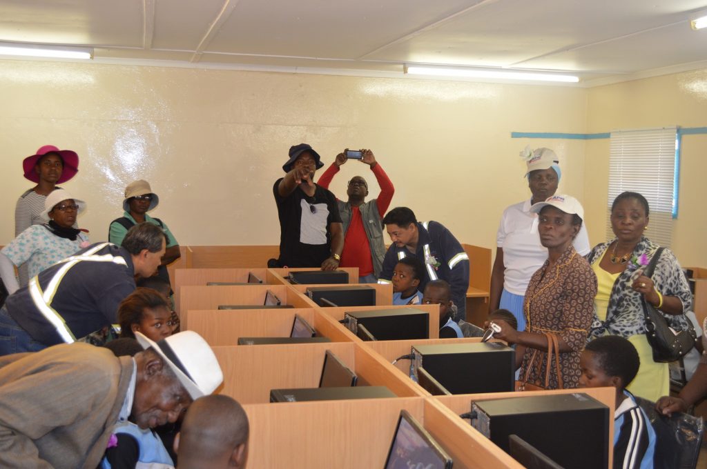 matsiloje-arents-students-local-officials-at-refurbished-computer-lab